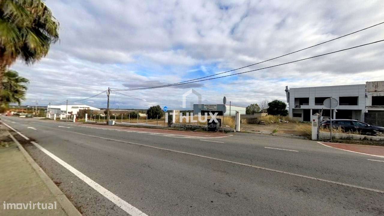 Prédio de cave, rés-do-chão e 1º andar, classificado como espaço de at - Grande imagem: 2/20