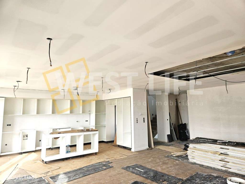 Moradia T4 Com Logradouro Terraco E Piscina Nova