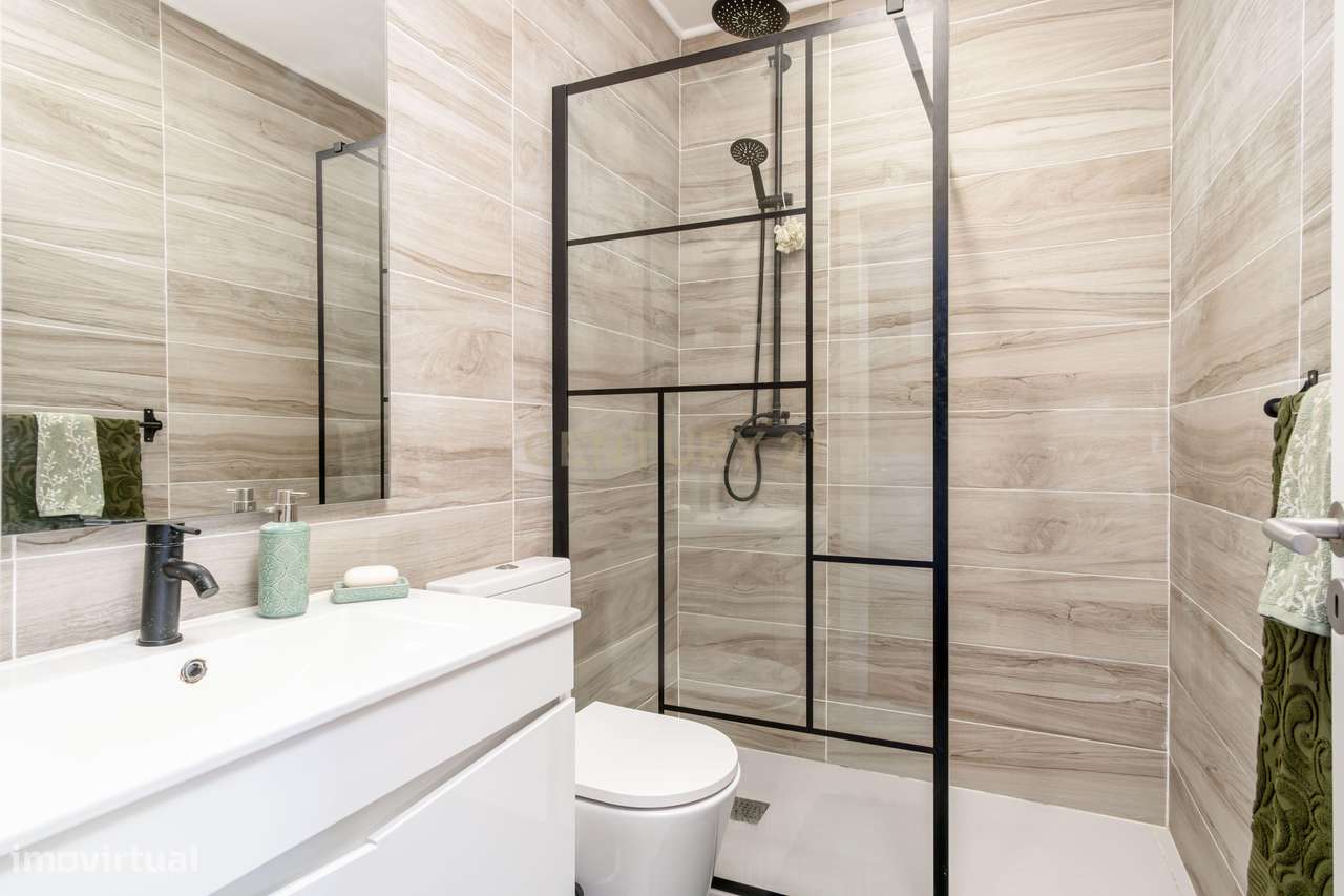 Apartamento T2 com 2 WC's e Varanda Ampla – Totalmente Renovado – Bura-14