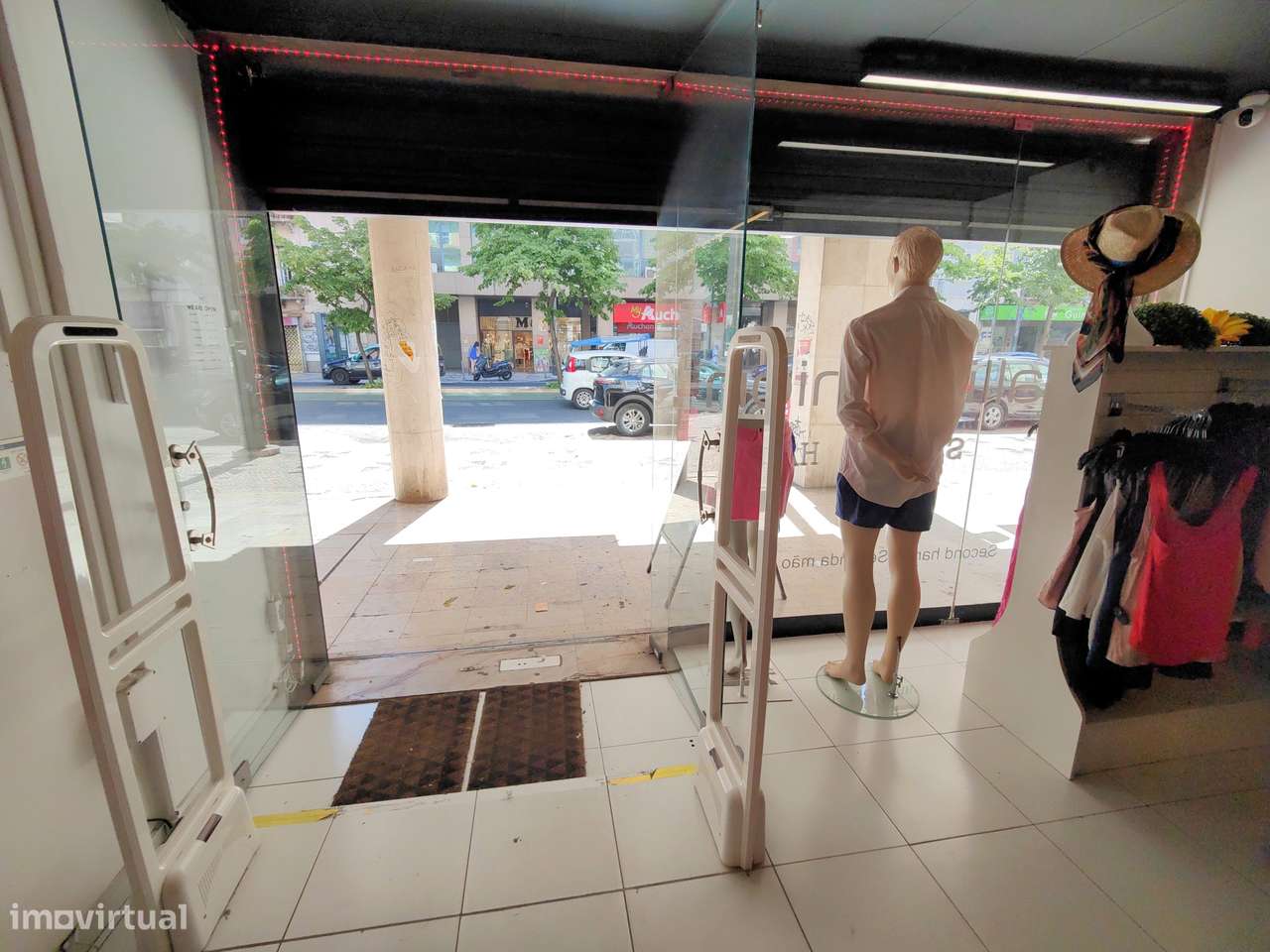 grande montra; Loja à saída do Metro; Av. Alm. Reis; - Grande imagem: 4/21