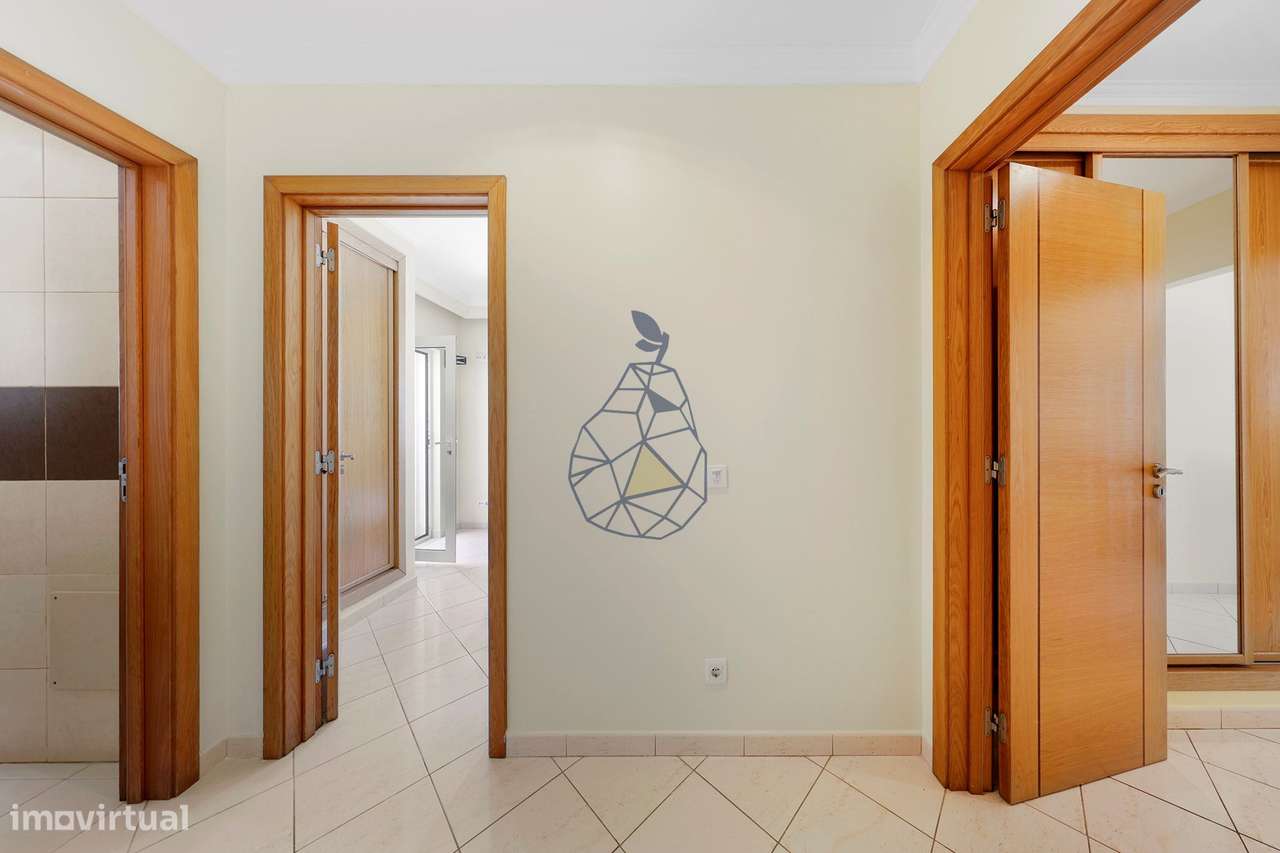 Moradia T5 com Piscina Privada, Jardim e 5 Suites em Montechoro, Albuf-34