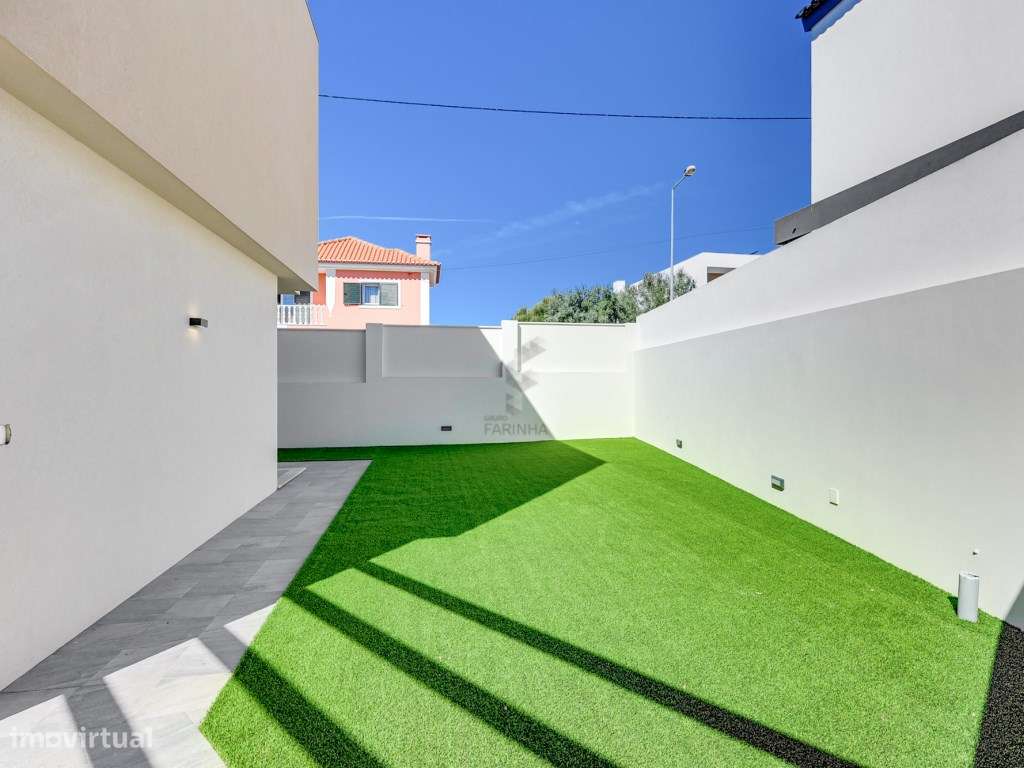 Moradia T3 Isolada NOVA, localizada em Matos Cheirinhos, com linhas... - Grande imagem: 5/31