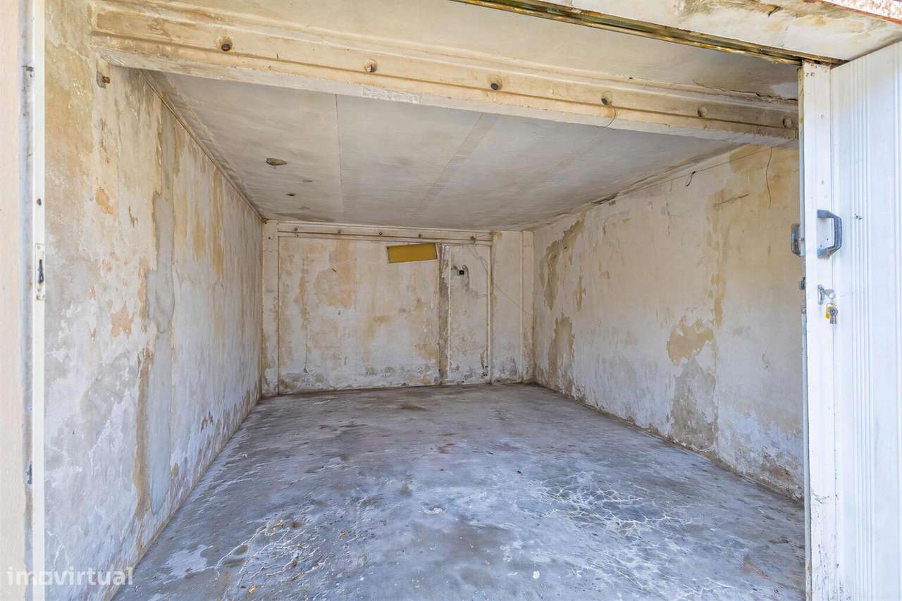 Moradia | Potencial para Remodelação | À Avenida Antunes Guimarães-39