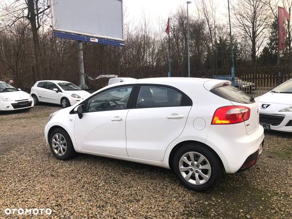 Kia Rio 1.2 L - 8