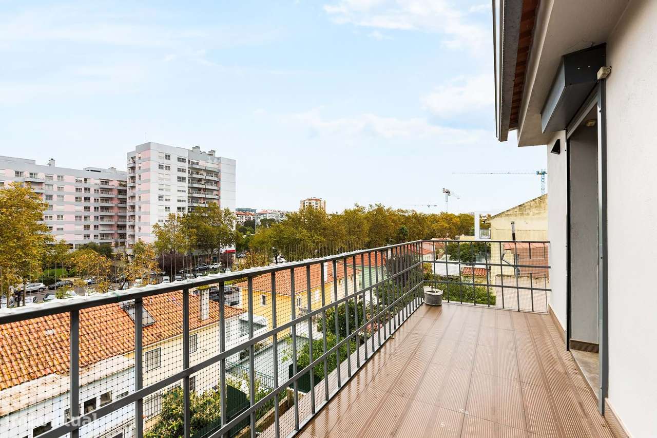 Moradia T4/5 com Piscina no Bairro de Santa Cruz – Benfica, Lisboa-24