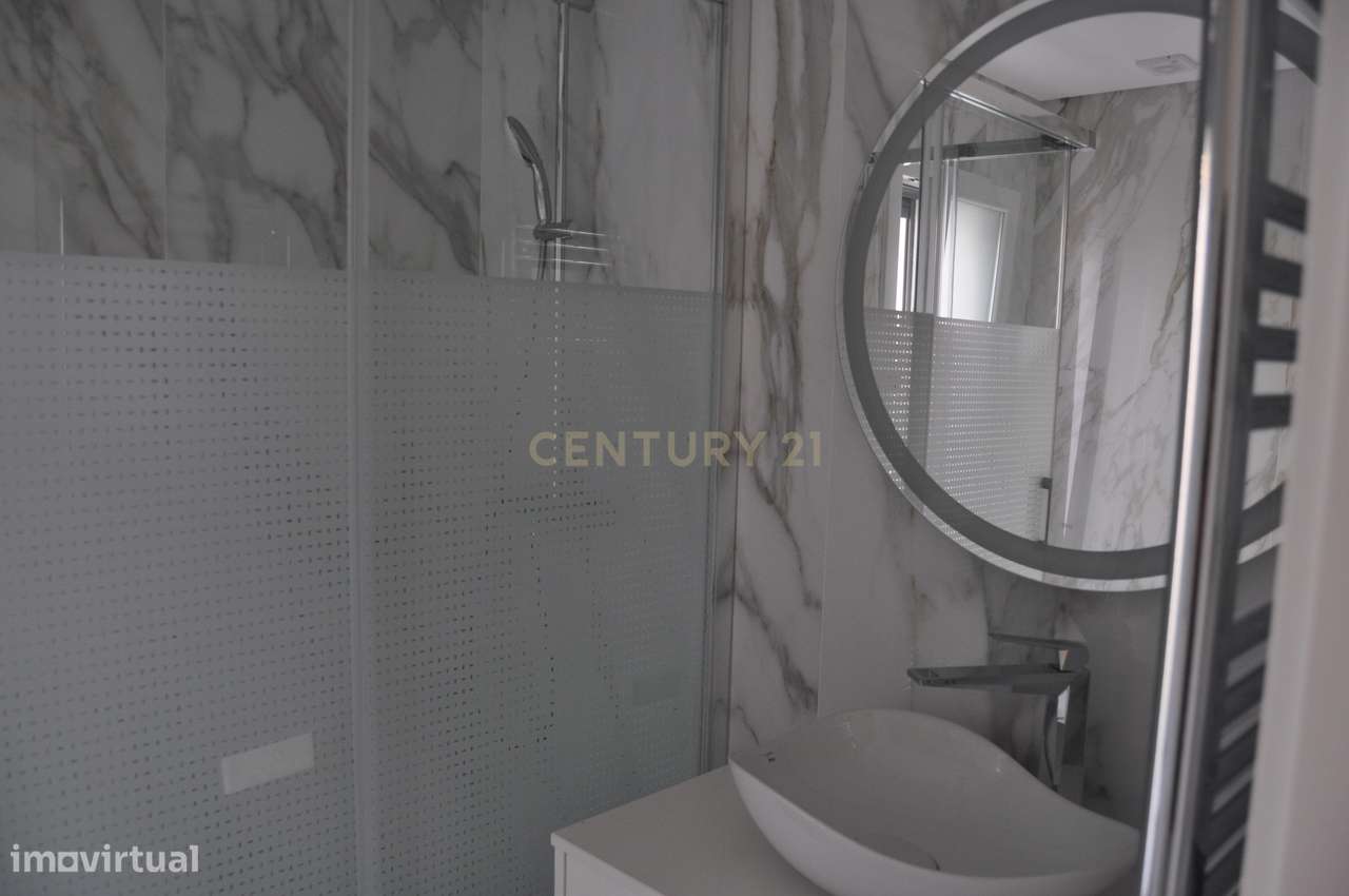 Moradia T4+1 Contemporânea com Piscina-13