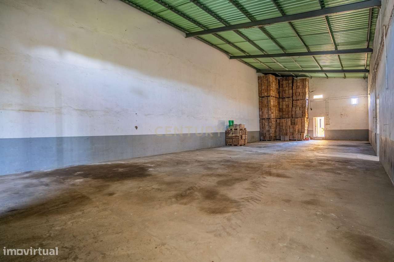 Moradia Bifamiliar com 2 Armazéns de Grande Dimensão-41