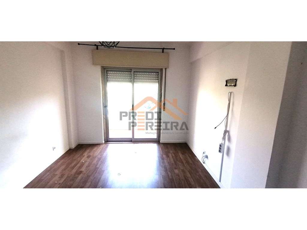 Reservado!
T1 remodelado ,com varanda e vista desafogada - Cacém. - Grande imagem: 4/32