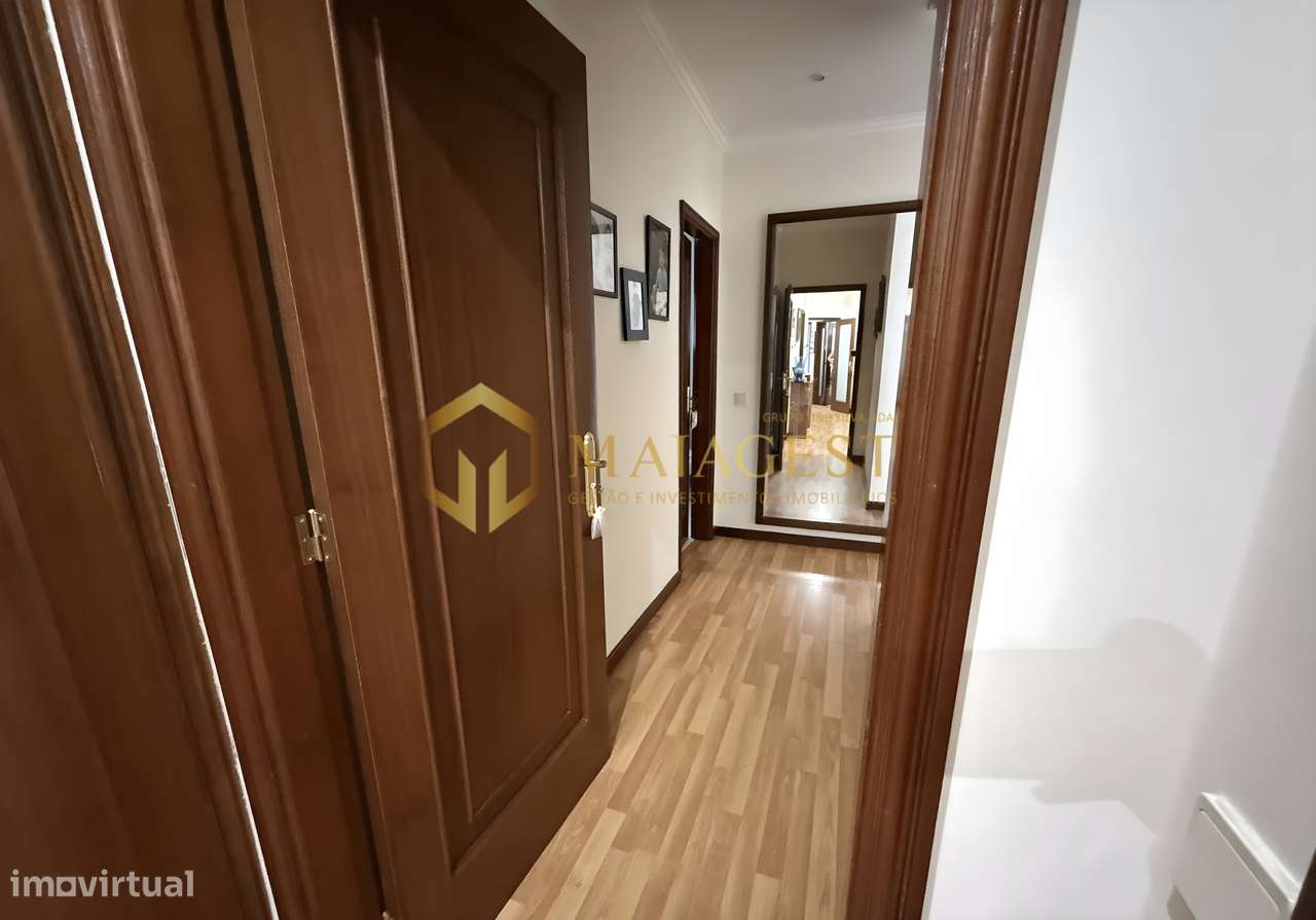 Apartamento T2 Renovado na Madalena com Garagem e Arrumos-22