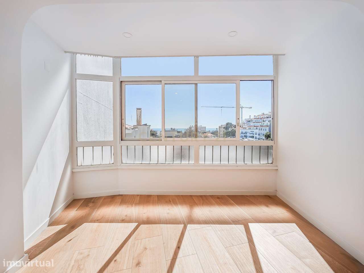 Viver no Estoril: T2 Renovado com Vista Mar, a 5 min a pé da Praia e d-4