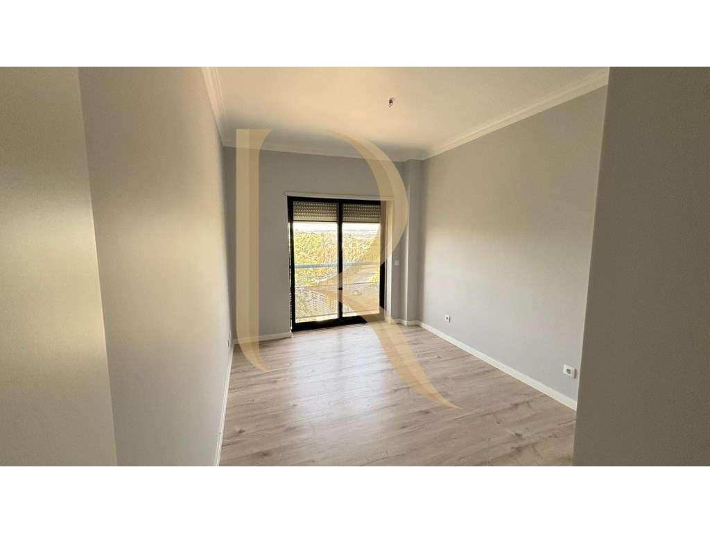 Apartamento duplex T1+1 remodelado no Monte da Caparica-5