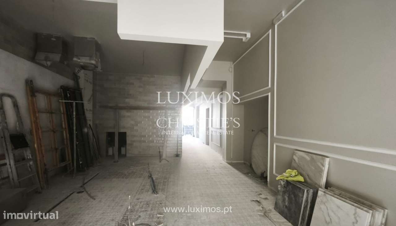 Loja à venda na Praça dos Poveiros na baixa do Porto - Grande imagem: 4/5