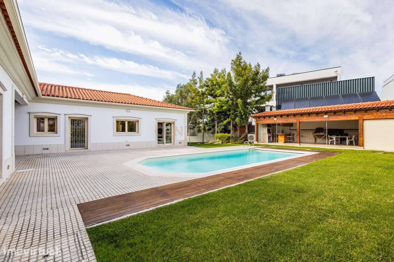 Moradia Exclusiva com Piscina, Jardim e Áreas Amplas-36