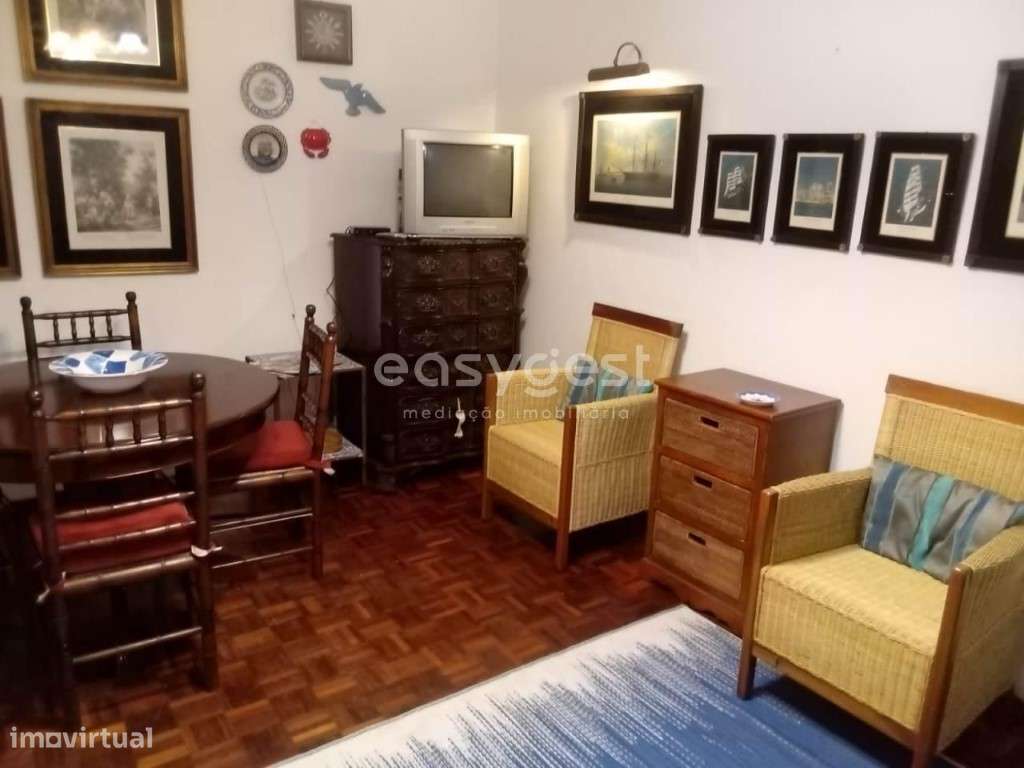 Apartamento T2 em bom estado inserido num 1º andar com elevador - Grande imagem: 2/12