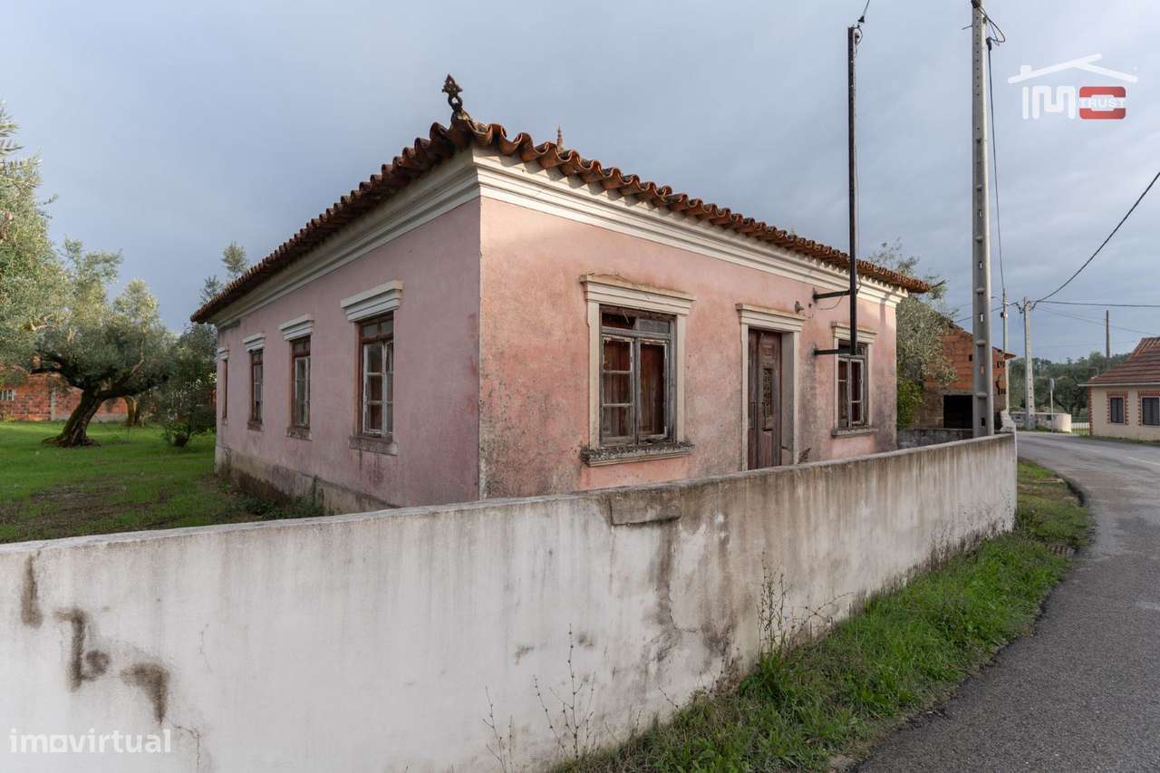 Excelente moradia térrea T3 para recuperar-0