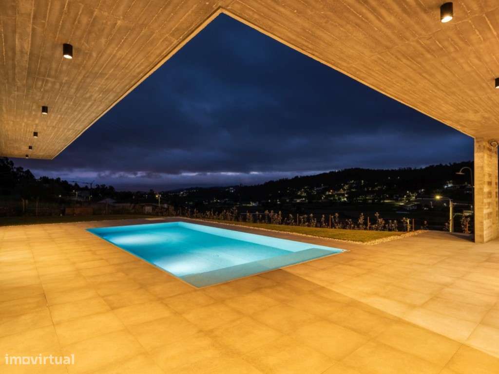 Moradia Térrea com Piscina Infinita e Vista Panorâmica sobre o Vale-21