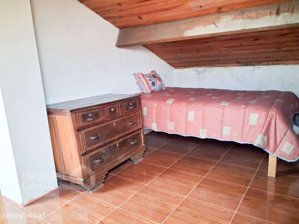 Oportunidade em Mujães: Moradia Térrea T3 com Potencial-10