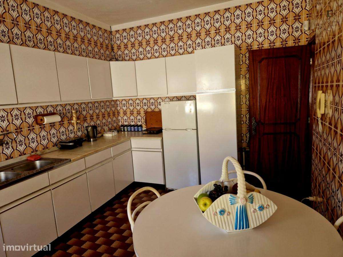 Quarto - localizado em Valadares Porto - Grande imagem: 4/10