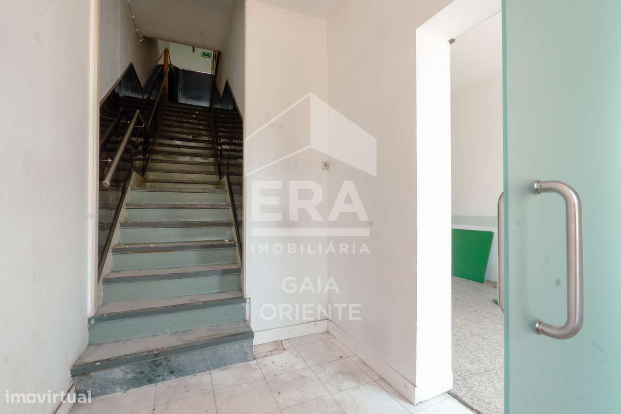 Moradia T5 com comércio no centro dos Carvalhos-21