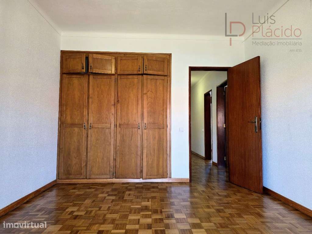 Moradia com 5 Quartos c/ Garagem + Anexo T1-18