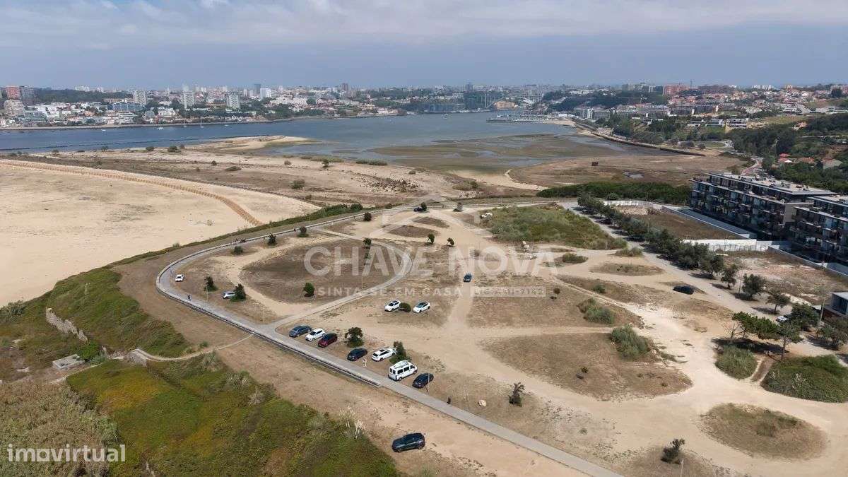 Apartamento T1 c/ Vista Mar, Varanda, Garagem e Excelentes Comodidades-26