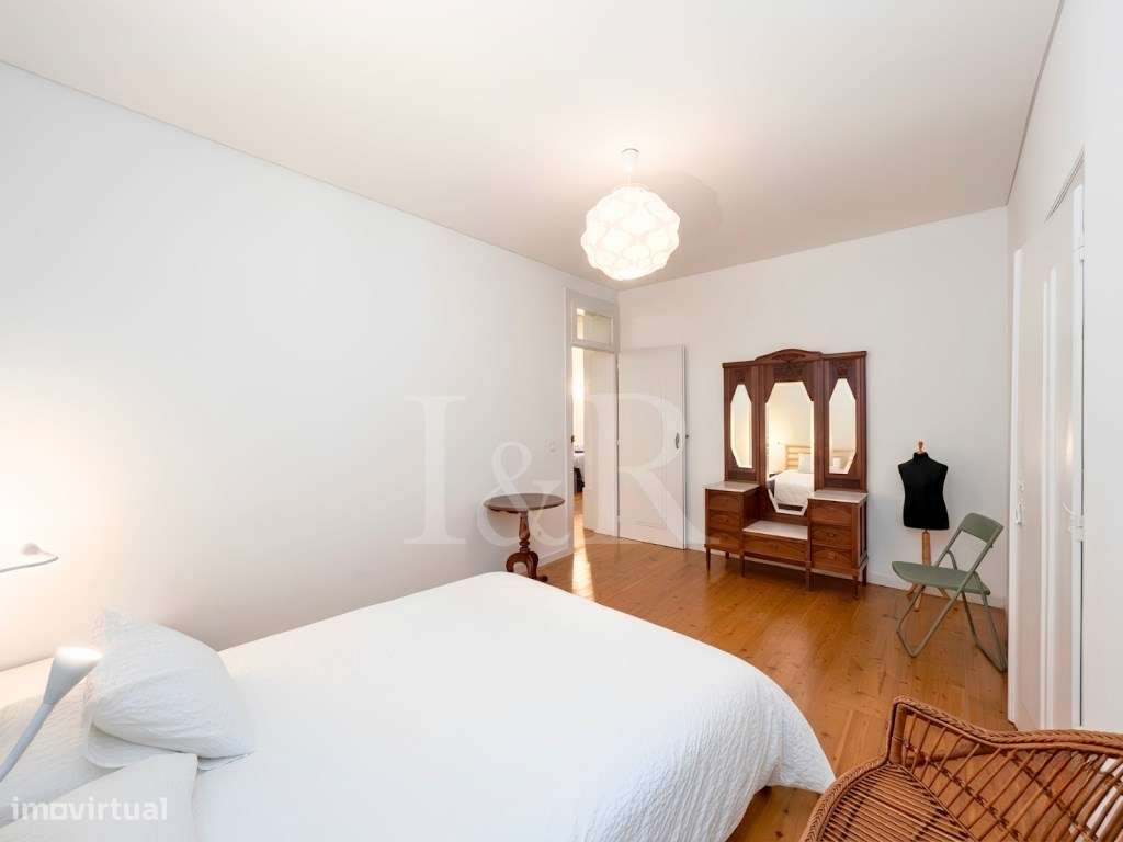 Apartamento T3 renovado no centro histórico de Lisboa-25