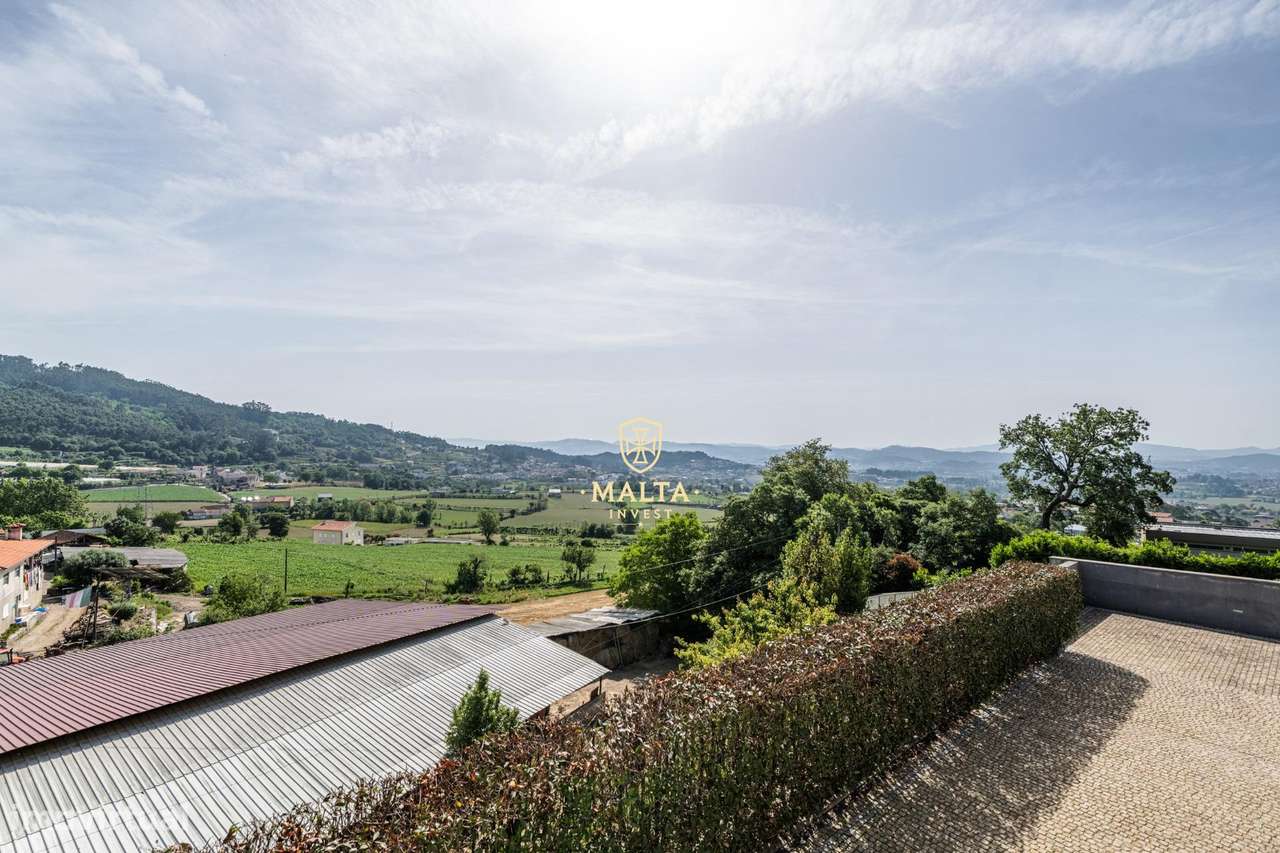 Moradia de Sonho na zona da Falperra!-35