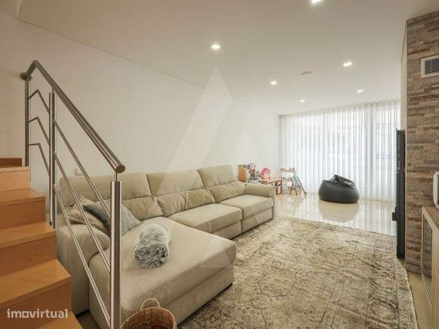 Moradia T4 de arquitetura moderna localizada em Aradas-6