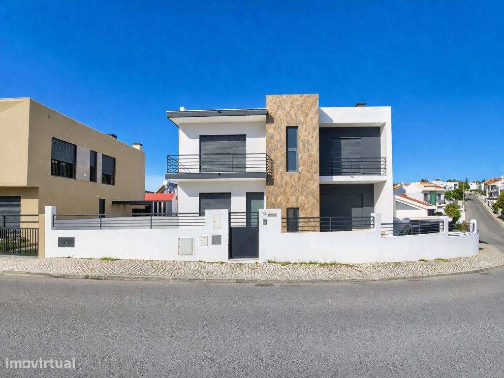 Moradia T5 Moderna no Feijó com 296 m² e Garagem de 100 m²  Confort...-1