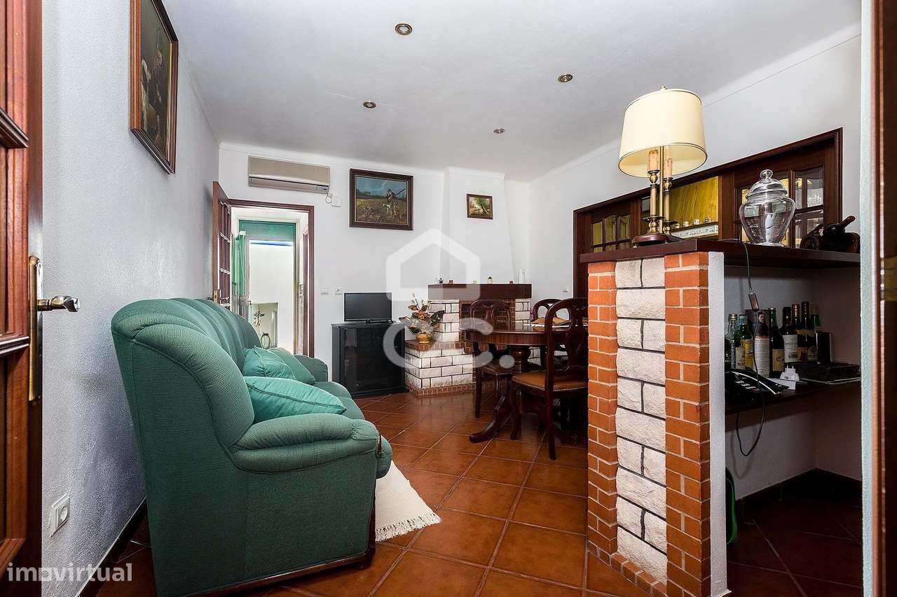 Prédio c/ 4 frações: Duas Moradias T2 e Dois Espaços de Comércio | Vim - Grande imagem: 5/60