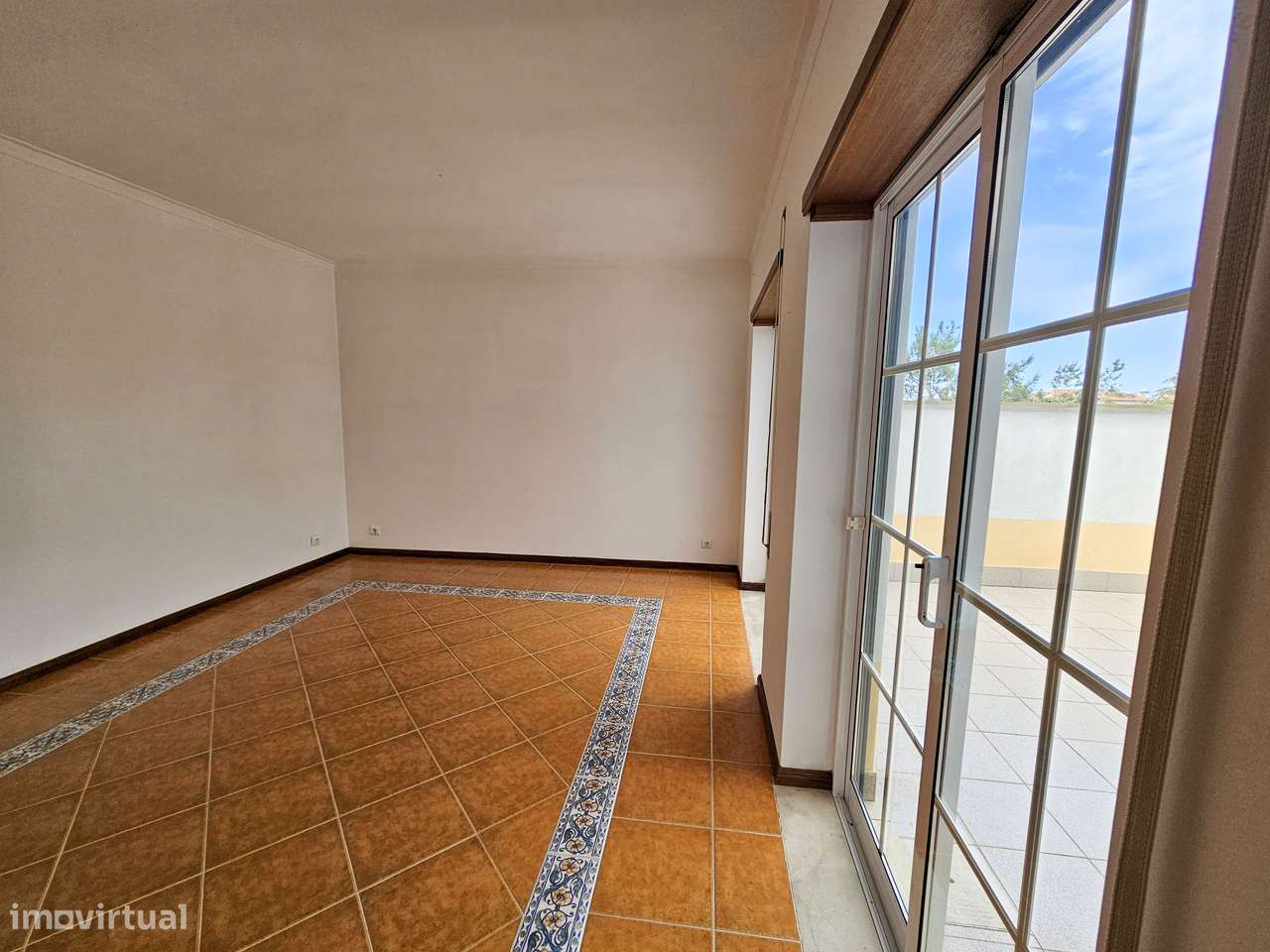 Moradia T5 com terraço e garagem, pronta a habitar-8