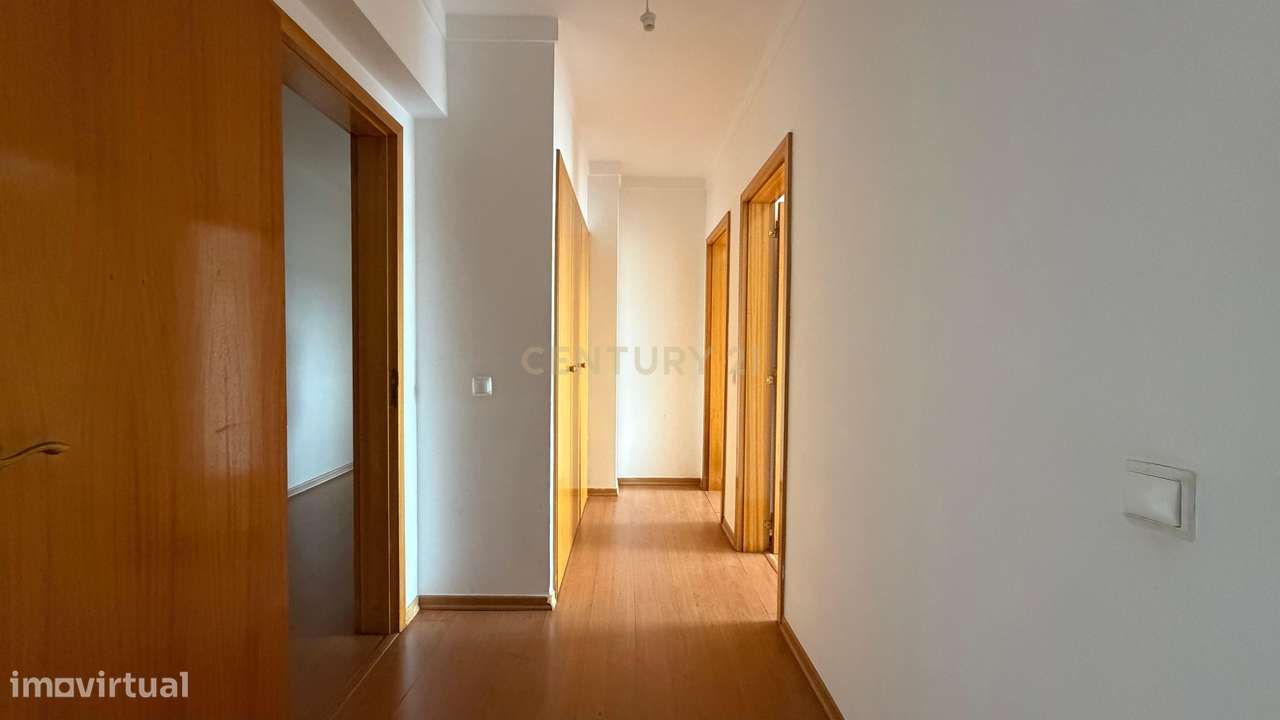 Apartamento T3 com Varanda, Arrecadação e Três Lugares de Parqueamento-18