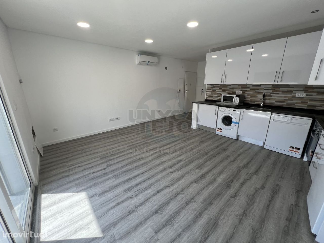 Vendo apartamento T1 (NOVO) com lugar de Parqueamento, varanda e churr