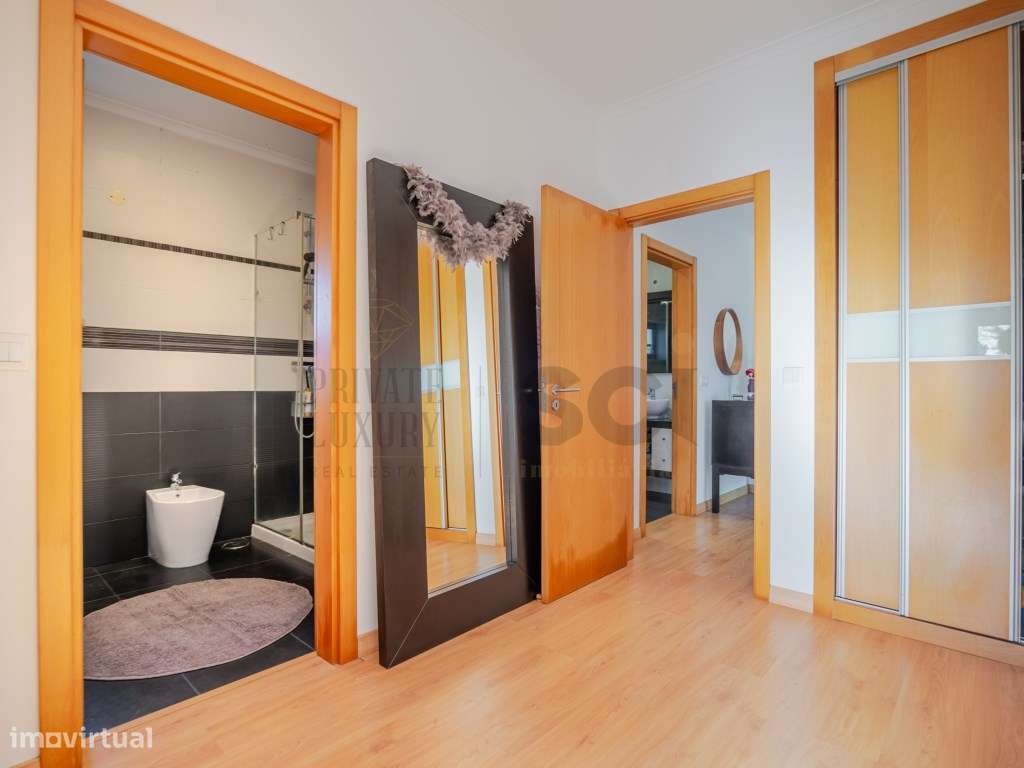 Moradia T4 na Aroeira, contemporânea com piscina e cave-40