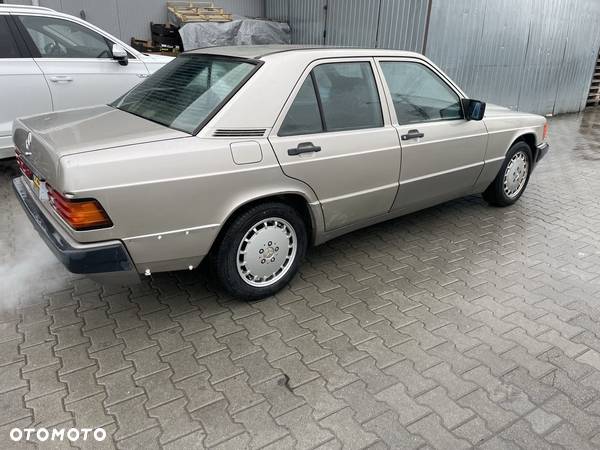 Mercedes-Benz W201 (190) - 4