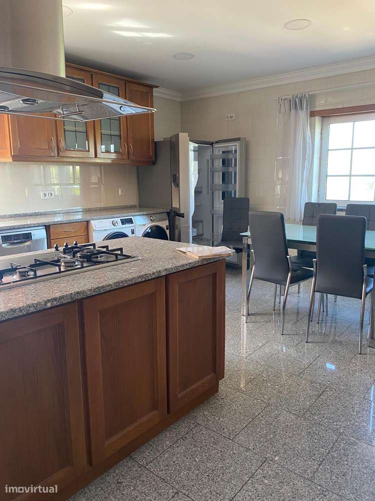 Espaço, Elegância e Localização Privilegiada – Andar de Moradia T5 no-0
