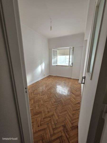 Apartamento T2 para Arrendamento – Santos ao Rego, Avenidas Novas - Grande imagem: 4/11