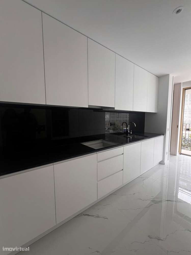 T3 envolvido pelas excêntricas paisagens da Foz Douro - Grande imagem: 5/16