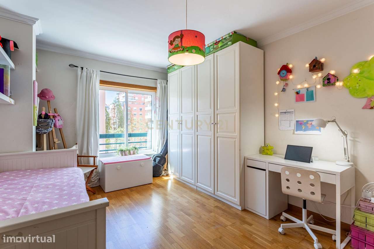 T2 com varanda, arrecadação e lugar de garagem – Rua São Bento Menni,-14