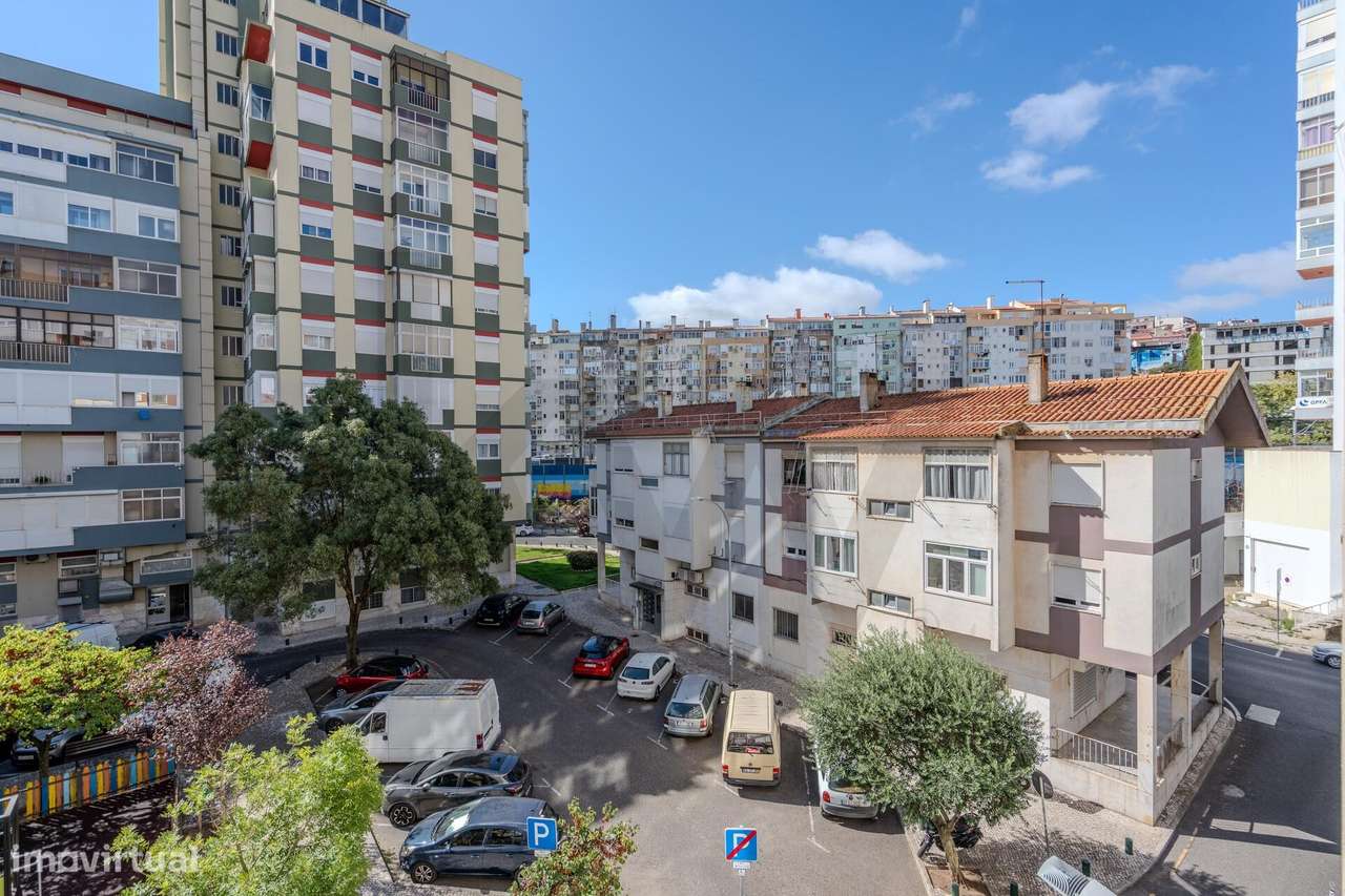 Luminoso Apartamento com Duas Frentes e Orientação Sul na Damaia – Pro-25