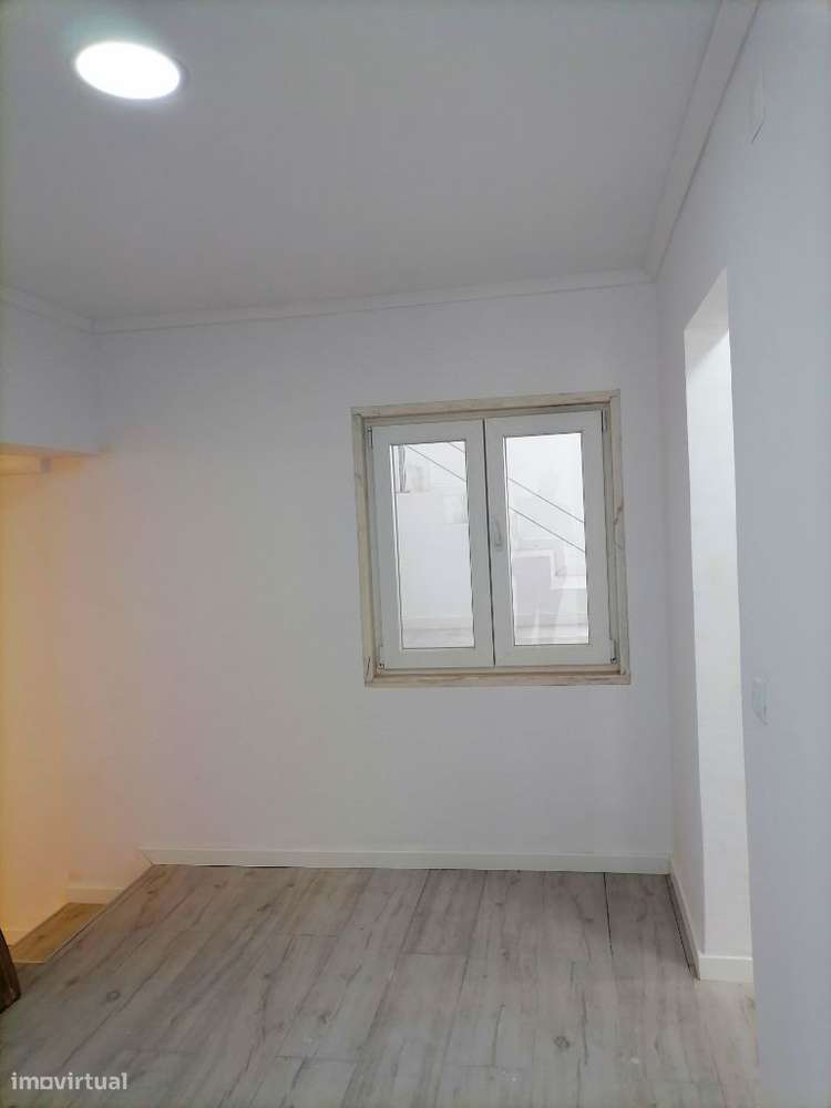 Moradia Remodelada em banda na Rua do Sítio ao Casalinho da Ajuda.-7