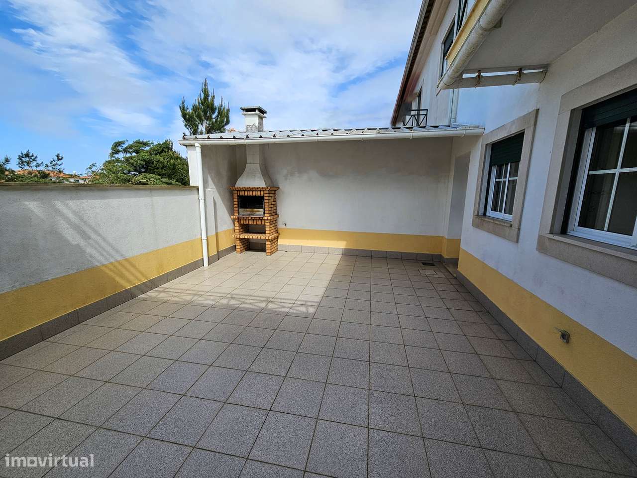 Moradia T5 com terraço e garagem, pronta a habitar-10