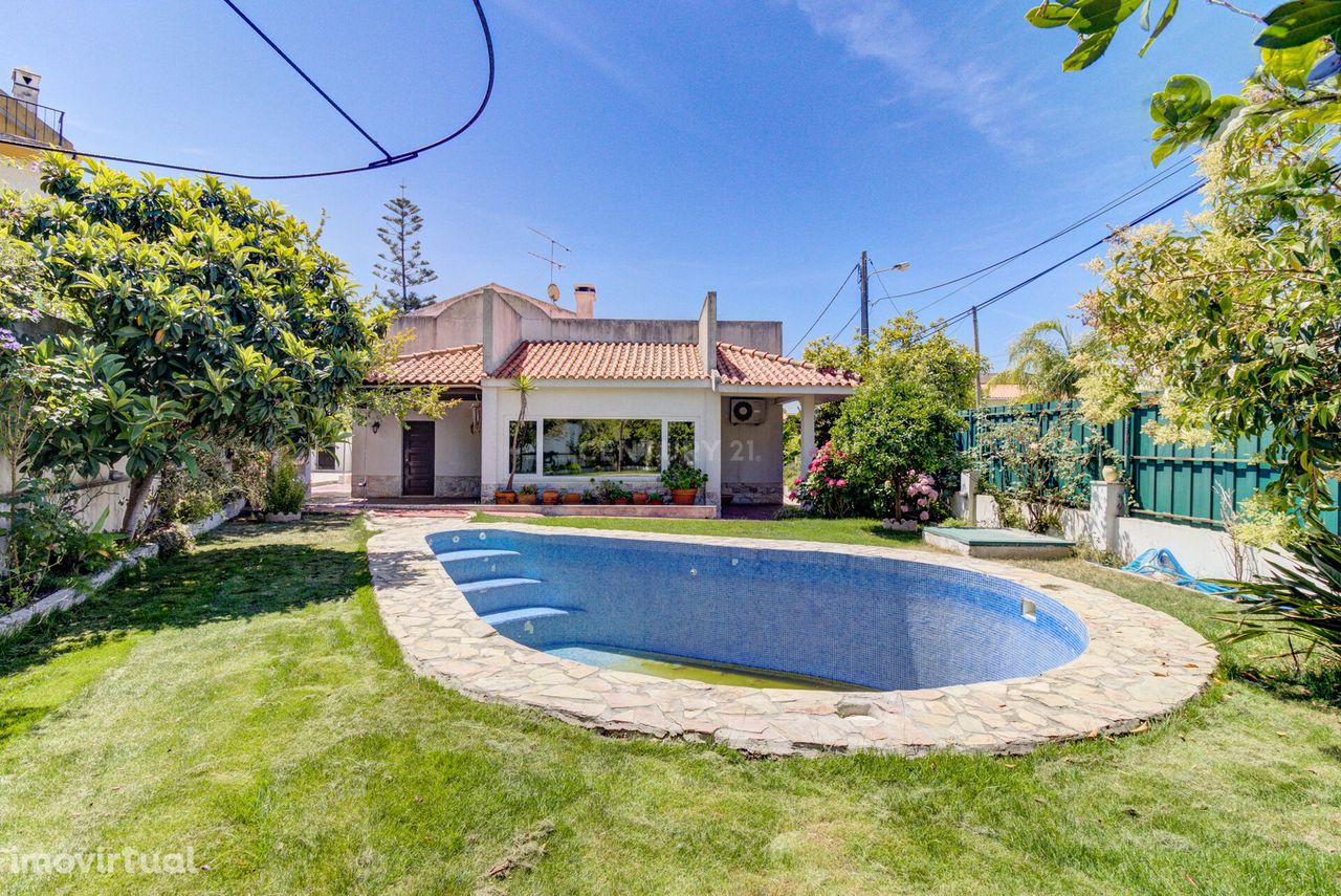 Moradia Tradicional com Piscina na Charneca da Caparica