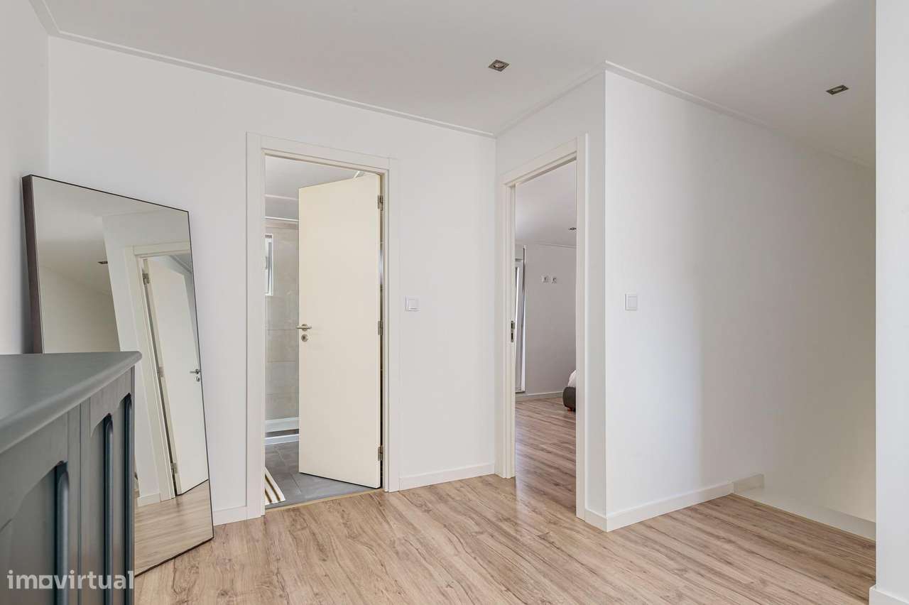 T2+1 Dúplex Remodelado com 4 Varandas e Vista Cristo Rei – Almada-19