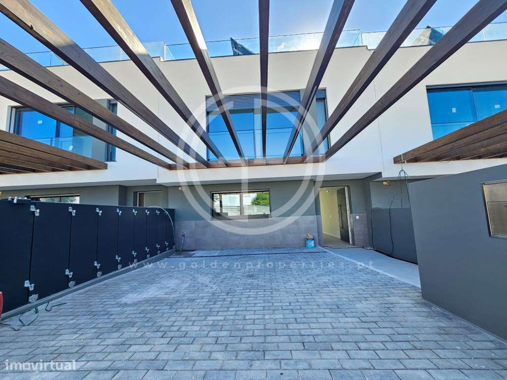 Moradias em Banda T4 em Montenegro, Faro-23