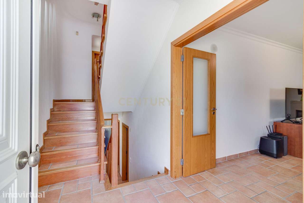 Moradia de Prestígio com 277m² | Garagem | Energia Solar | Feijó, Alma-14