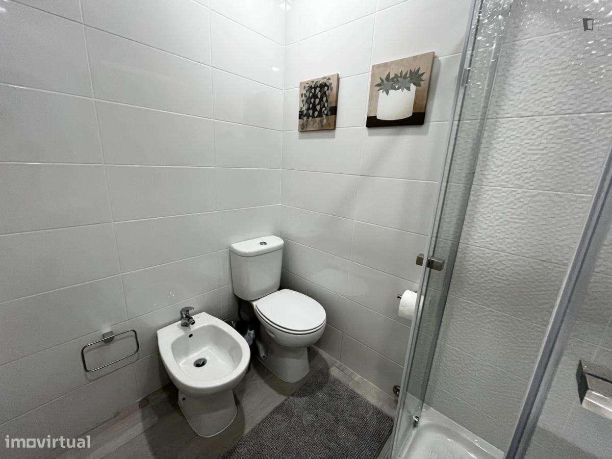 Quarto - localizado em Custóias Porto - Grande imagem: 4/23