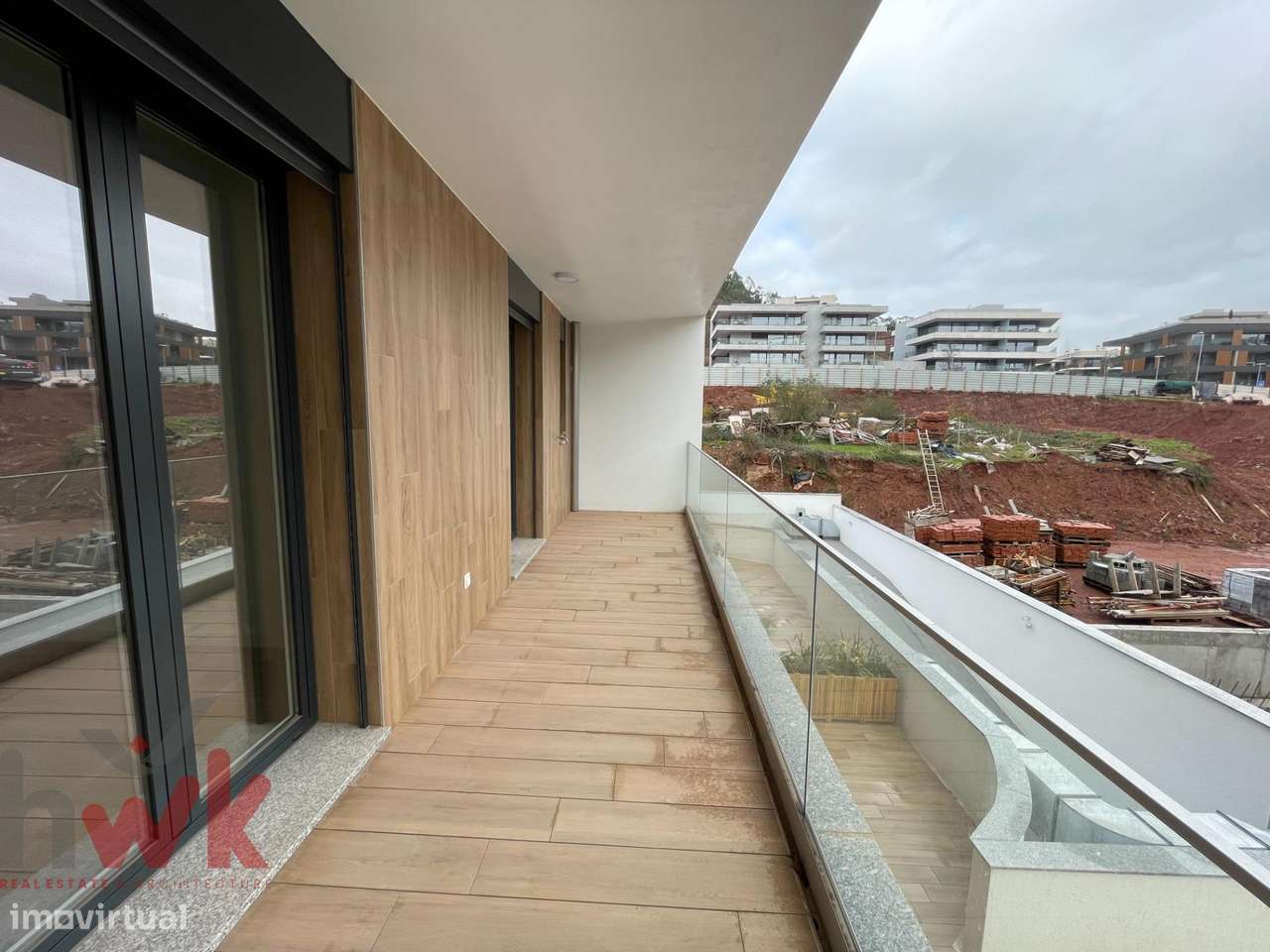 Apartamento T2 com 2 Suítes, Terraço e Garagem Box-31