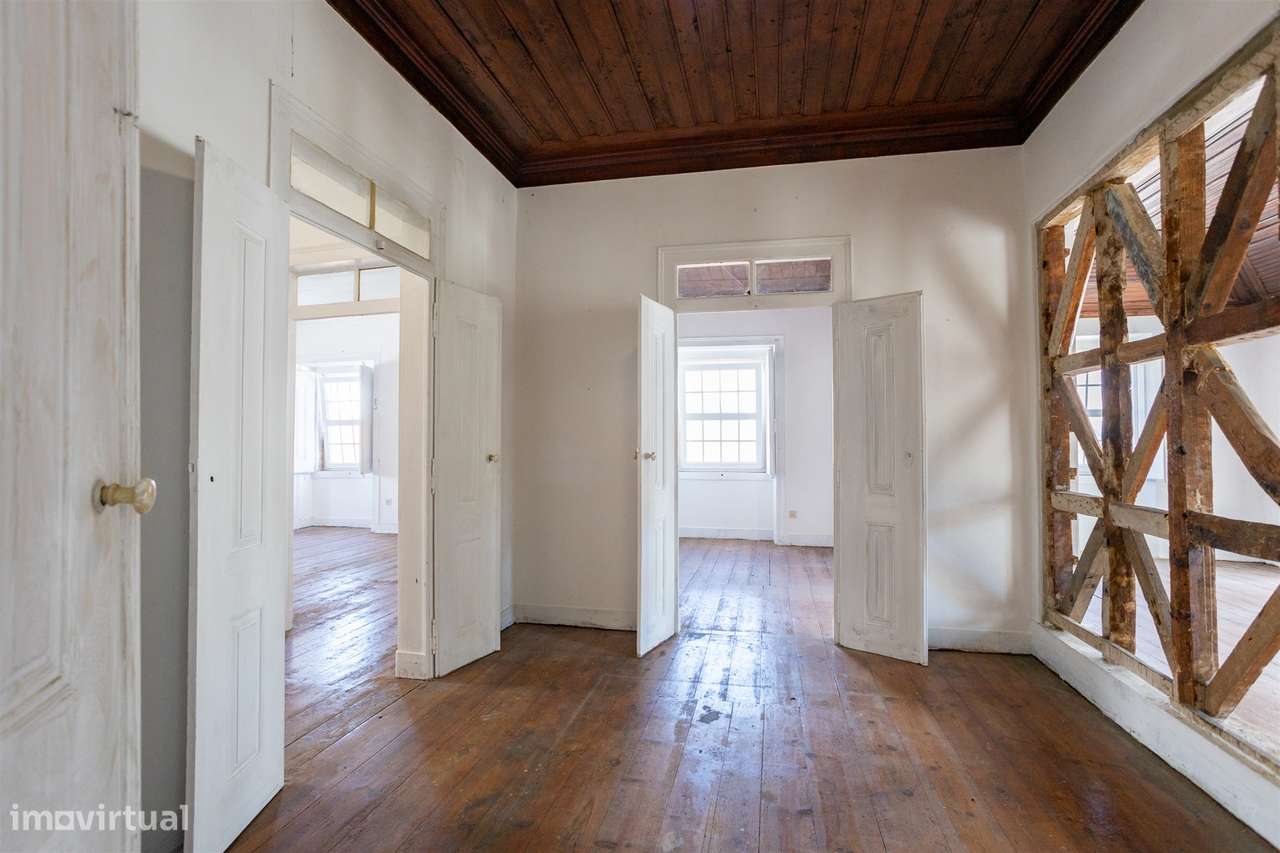 Moradia histórica T6 com piscina e anexo – centro de Salvaterra de Mag-14