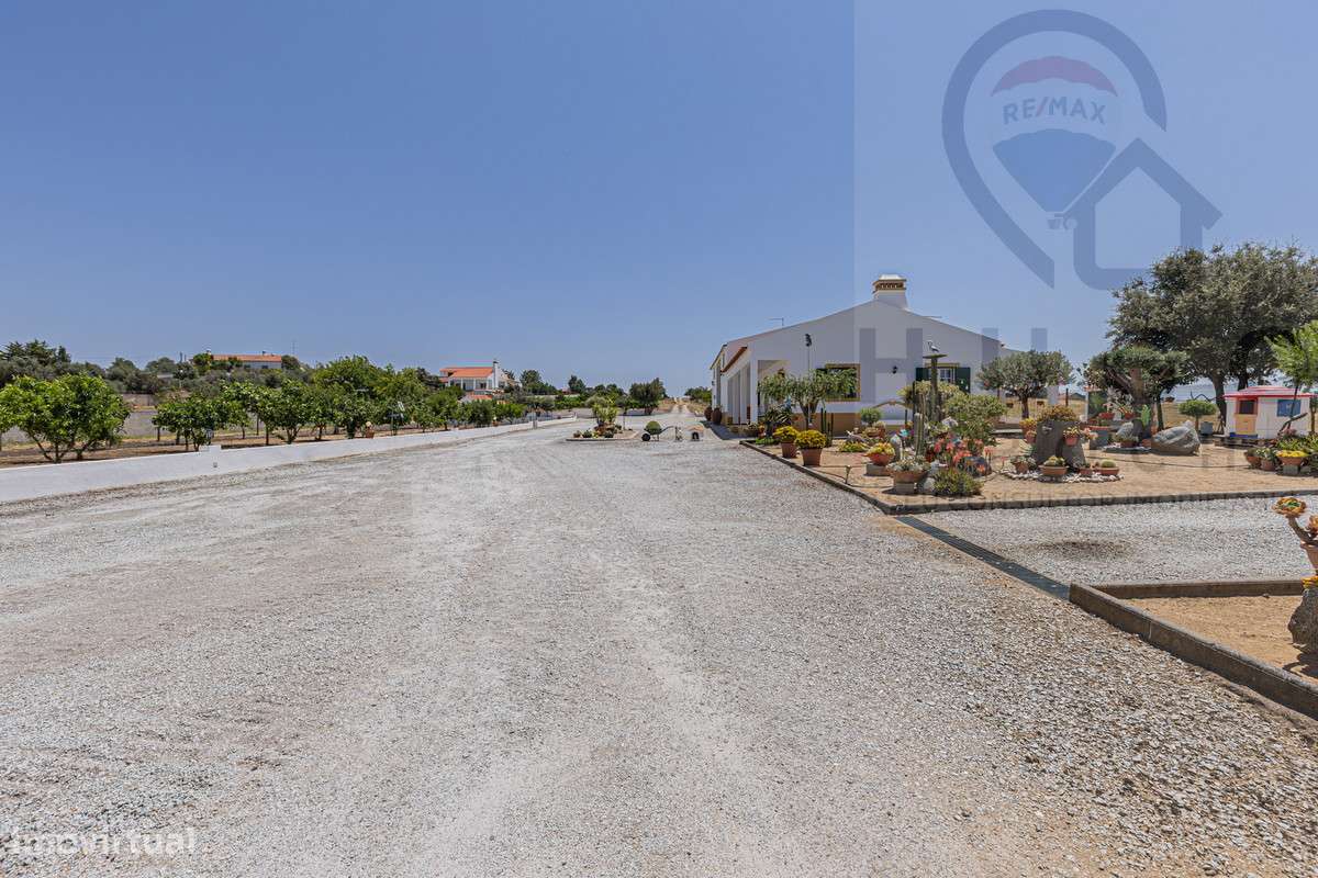 Quinta com 1,425 ha em Redondo-20